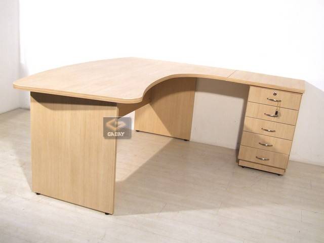 שולחן מחשב בצורת רייש בצבע עץ